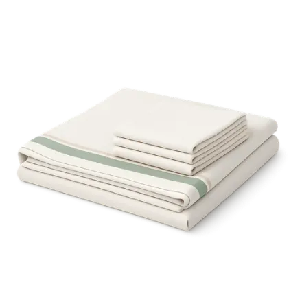 A tablecloth and napkins